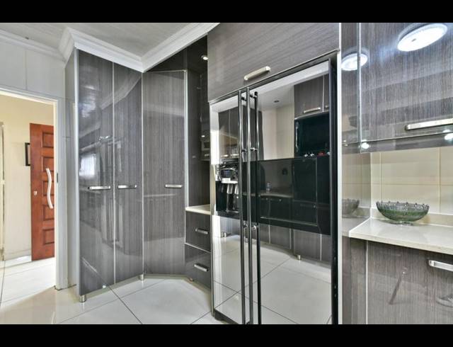 6 BEDROOM HOUSE FOR SALE IN WELTEVREDEN PARK